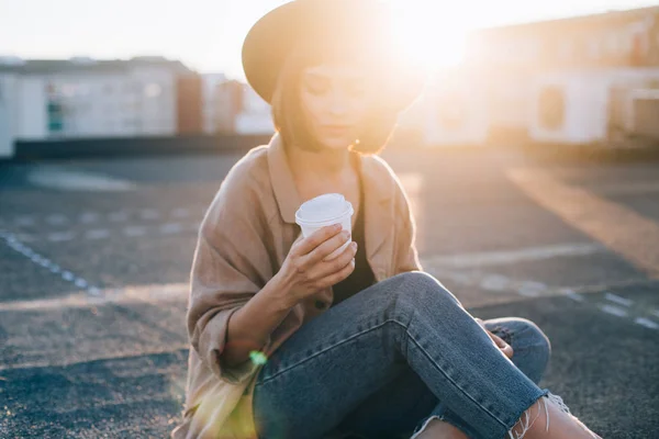 Mujer hipster con taza de café — Foto de Stock