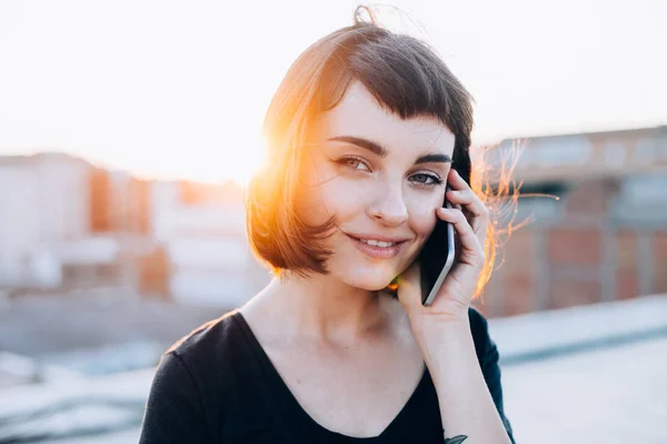 Mulher com cabelo curto falando no smartphone — Fotografia de Stock