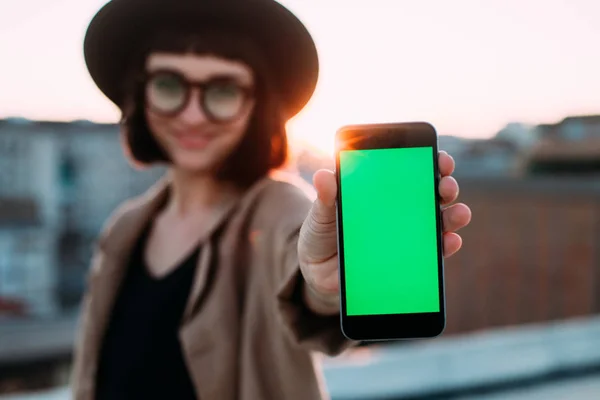 Woman showing smartphone green screen — Stock Photo, Image