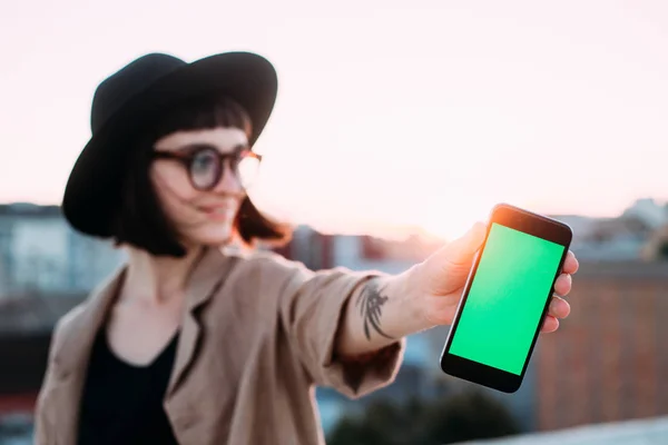 Woman showing smartphone green screen — Stock Photo, Image