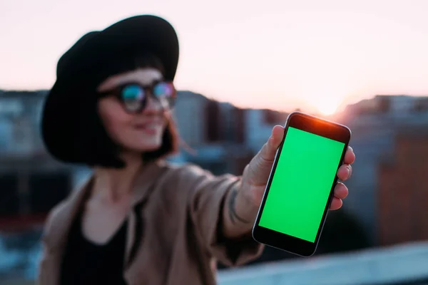 Woman showing smartphone green screen — Stock Photo, Image