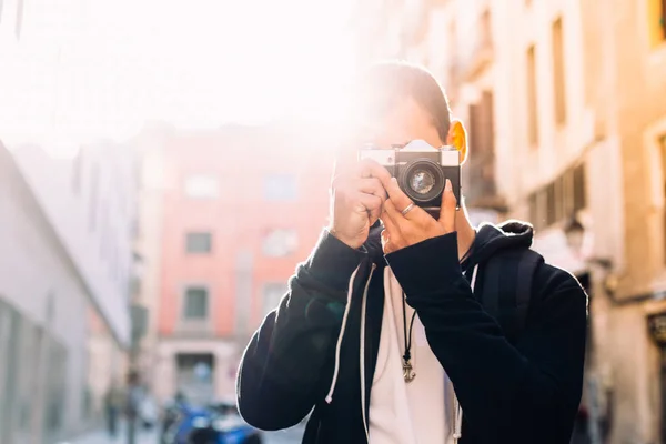 ชายนักท่องเที่ยวฮิปสเตอร์พร้อมกล้อง — ภาพถ่ายสต็อก