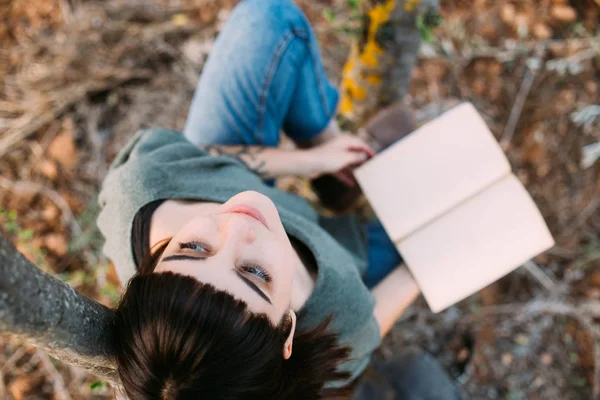 Hipster Young woman reading book — Stock Photo, Image