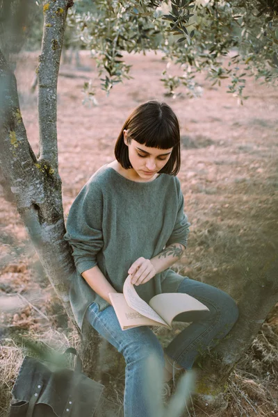 Хипстер Молодая женщина читает книгу — стоковое фото
