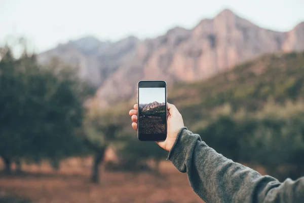 Femme prenant des photos sur smartphone — Photo