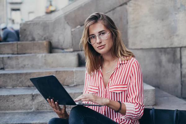 Student femeie folosind laptop — Fotografie, imagine de stoc