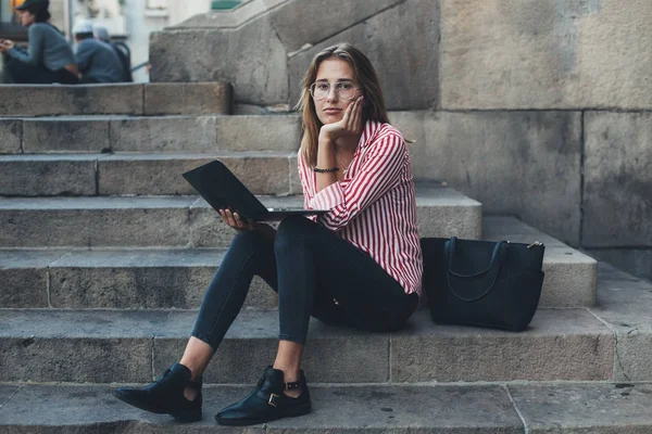Estudante mulher usando laptop — Fotografia de Stock