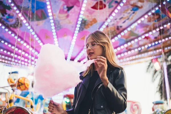 Mujer sosteniendo rosa algodón caramelo —  Fotos de Stock