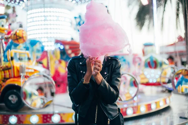 Kvinne med rosa sukkerspinn – stockfoto