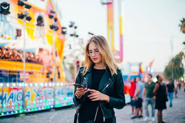 Красива стильна жінка переглядає мобільний — стокове фото