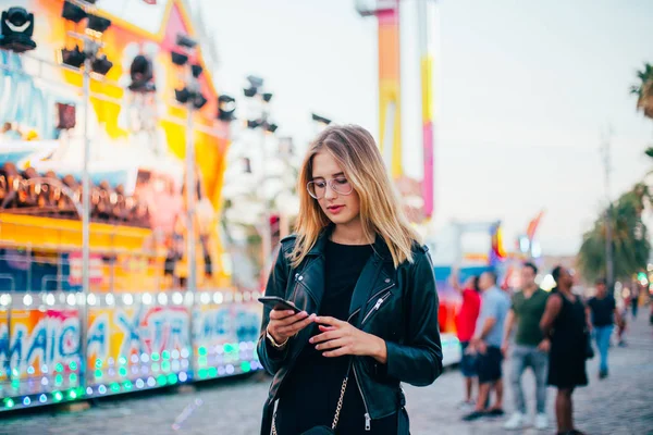 Schöne stilvolle Frau surft mobil — Stockfoto