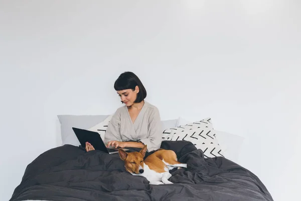 Freelancer mujer joven —  Fotos de Stock