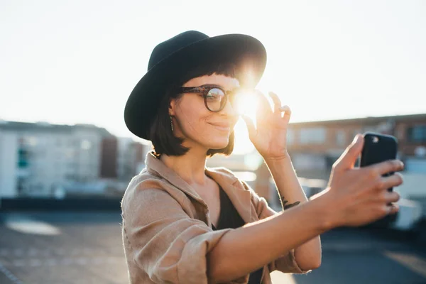 Mujer hipster con smartphone — Foto de Stock