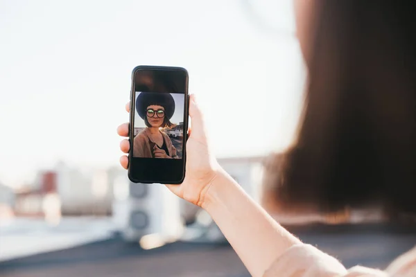 Hipster kadın ile smartphone — Stok fotoğraf