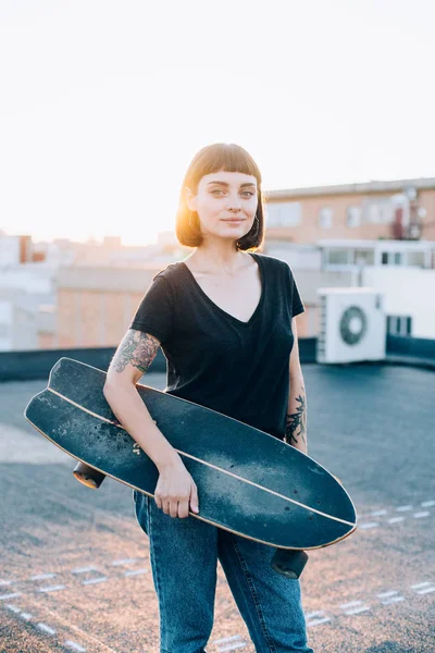 Hipster femme avec longboard — Photo