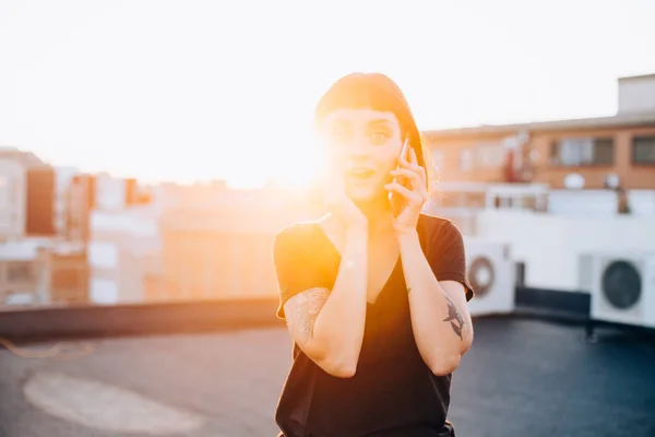 Wanita dengan rambut pendek berbicara di smartphone — Stok Foto