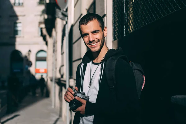 Hipster traveller with camera — Stock Photo, Image