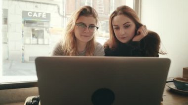 Öğlen kafede vakit arkadaşlar