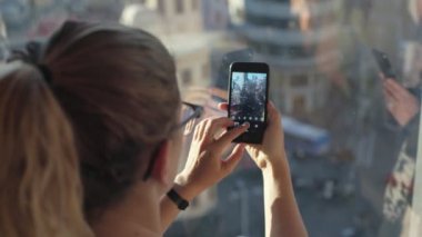 Genç kızın turistik yerde çekim