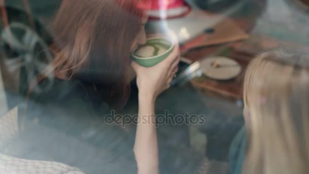 Amigos pasando tiempo en la cafetería al mediodía — Vídeos de Stock