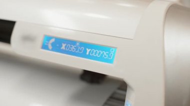 Office plotter kesici iş başında