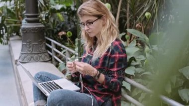 Genç öğrenci veya iş kadını dizüstü bilgisayarda çalışır