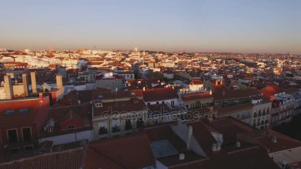 Amazing zonsondergang over rode tegel daken van grote stad — Stockvideo