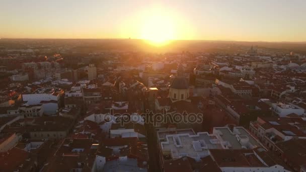 Pôr-do-sol incrível sobre telhas vermelhas da cidade grande — Vídeo de Stock