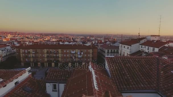 Niesamowity zachód słońca nad czerwoną dachówką wielkiego miasta — Wideo stockowe