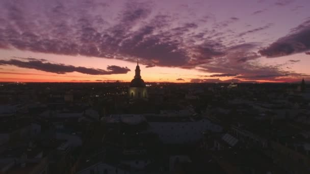 Erstaunliche Nacht Sonnenuntergang über der Stadt — Stockvideo