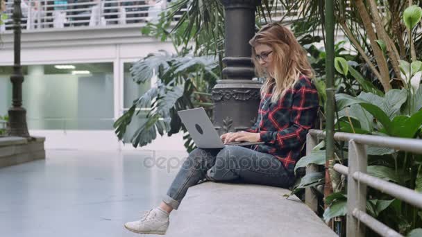 Joven estudiante o mujer de negocios trabaja en el ordenador portátil — Vídeos de Stock