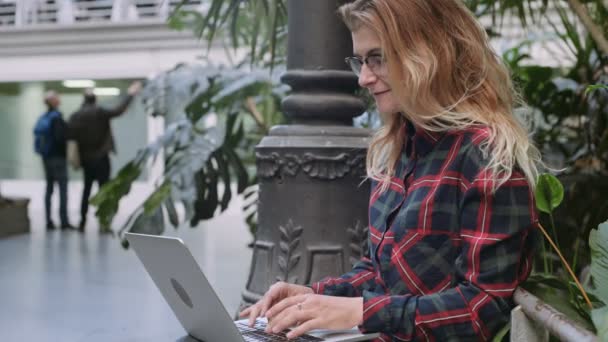 Jovem estudante ou mulher de negócios trabalha no laptop — Vídeo de Stock