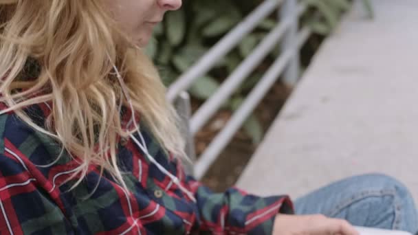 Jovem estudante ou mulher de negócios trabalha no laptop — Vídeo de Stock