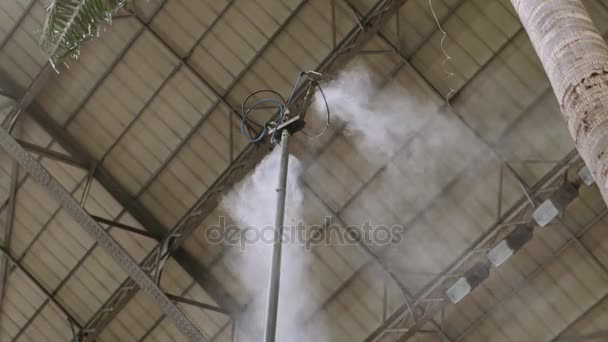 Luchtbevochtiger van lucht en water sprinkler in park — Stockvideo
