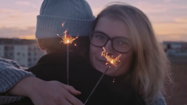 Romántico invierno pareja abrazos con bengalas — Vídeos de Stock