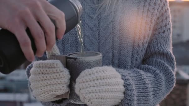 Γυναίκα χύνει ζεστό τσάι σε μέχρι το χειμώνα — Αρχείο Βίντεο