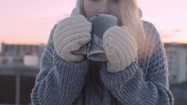 Leuke gezellige winter schot van vrouw met cup — Stockvideo