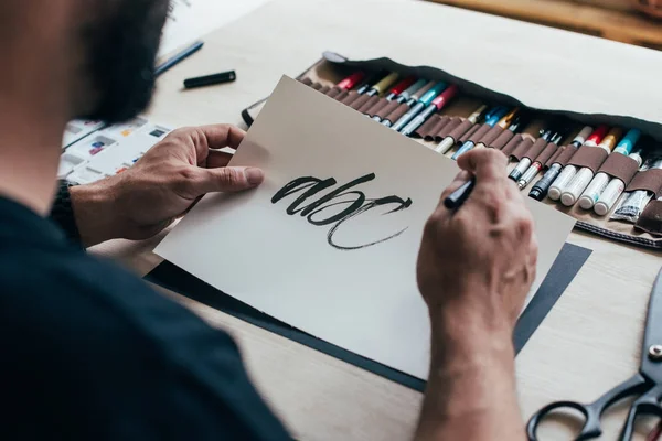 Man Leren Kalligrafie Handschrift Tekenpapier Aan Tafel Met Potlood Geval — Stockfoto