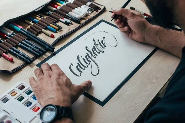 Mann Lernt Kalligraphie Schrift Handschrift Auf Zeichenpapier Tisch Mit Mäppchen — Stockfoto