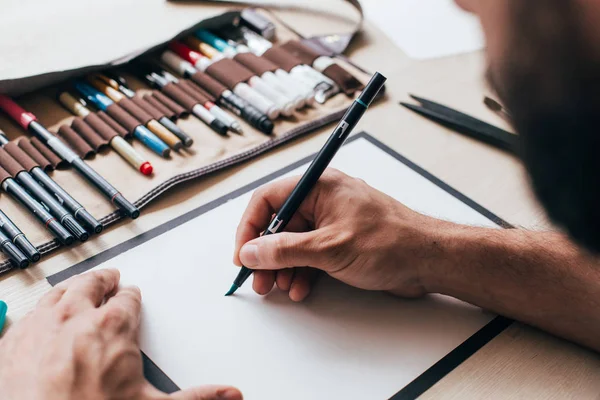 Hombre Aprendizaje Caligrafía Letras Escritura Mano Sobre Papel Dibujo Mesa — Foto de Stock