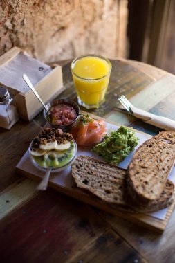 Tablo Kahvaltı, meyve, granola ile ekmek tost ve portakal suyu