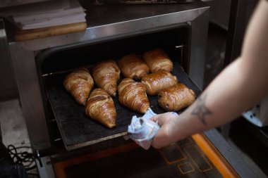 Baker alarak tepsi taze sadece fırında çıtır Fransız kruvasanlar tam