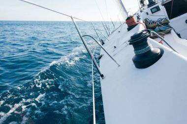 Denizde ileriye yat tekne yelken