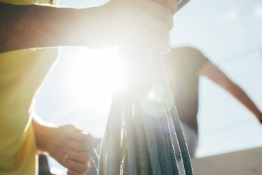 Çalışan profesyonel deniz denizci kordonlar ve ipleri