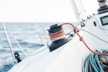 Yatta kazık çalışan ve deniz deniz ipler arma 