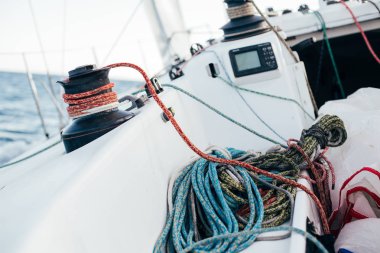 Yatta kazık çalışan ve deniz deniz ipler arma 