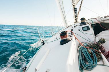 Denizde ileriye yat tekne yelken