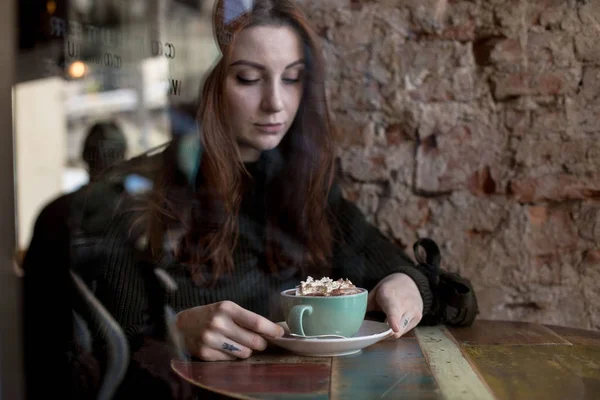 Woman in coffee shop — Stock Photo, Image