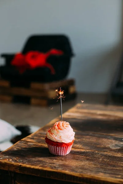 Lahodné Červené Sametové Cupcake Překvapením Jiskru Svíčka Dřevěný Stůl Domácím — Stock fotografie