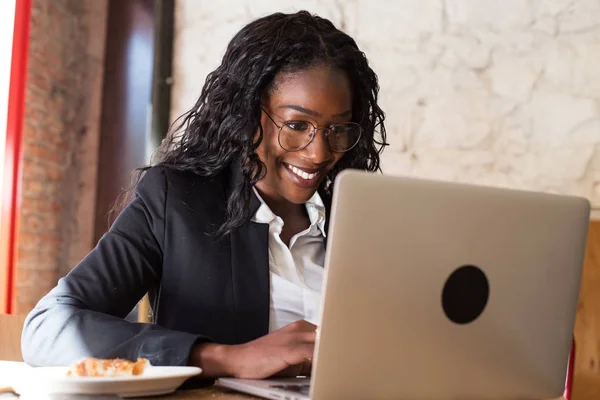Счастливая Улыбающаяся Красивая Африканская Женщина Работающая Ноутбуком — стоковое фото
